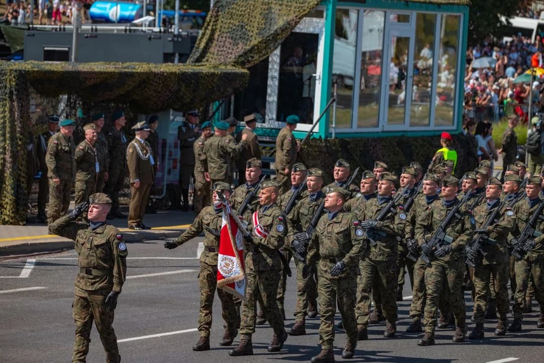 Żołnierze z 16. Jarocińskiego Batalionu Remontu Lotnisk defilowali w Warszawie [ZDJĘCIA] — zdjęcie 2 z 15