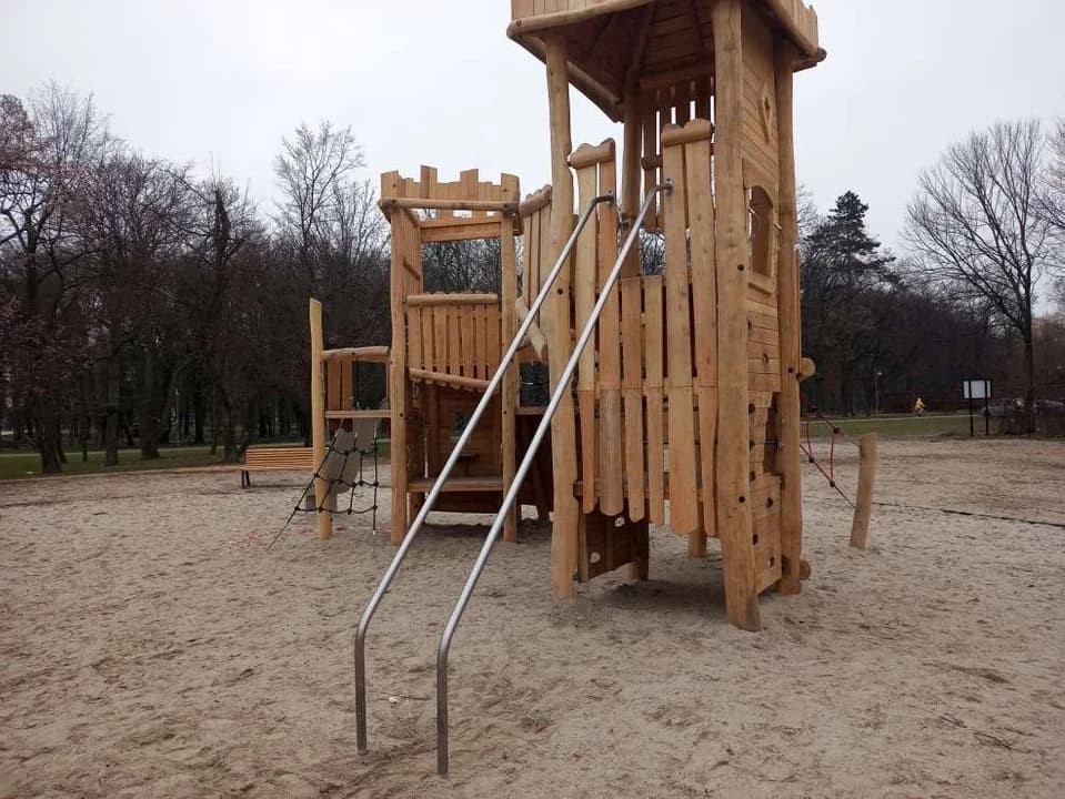 Niedokończony i niezabezpieczony plac zabaw w jarocińskim parku - czy stwarza zagrożenie? [ZDJĘCIA]