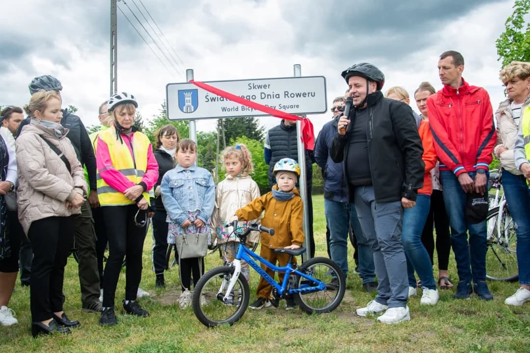 Mieszkańcy Dębna postawili na rowery. Skwer nazwali Światowego Dnia Roweru, a potem uczcili to rajdem [ZDJĘCIA]