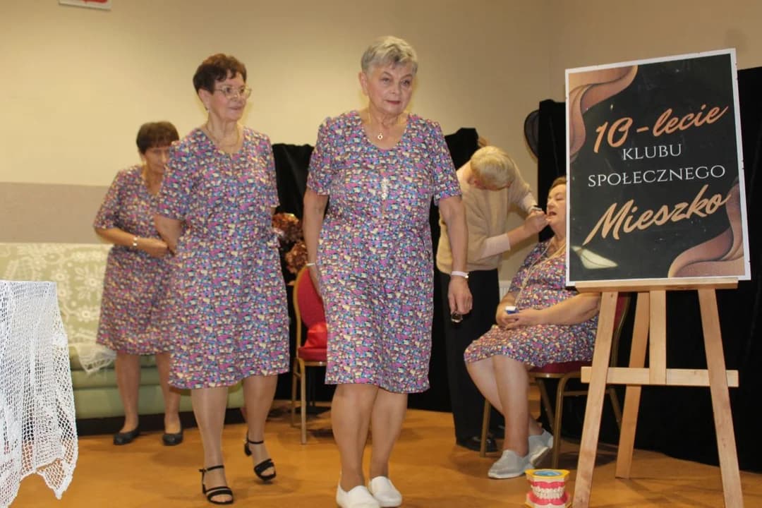 Klub Społeczny "Mieszko" działa w Mieszkowie od 10 lat. Jubileusz świętowano dwoma tortami [ZDJĘCIA] — zdjęcie 3 z 318