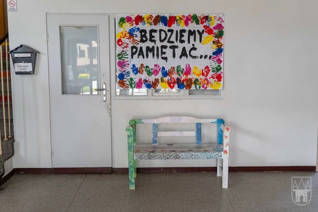 Dla odchodzącego dyrektora przygotowana została w szkole secjana ławeczka.