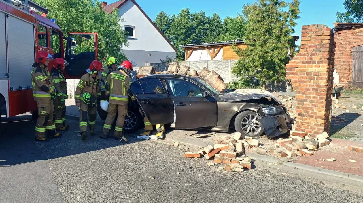 BMW staranował płot murowany