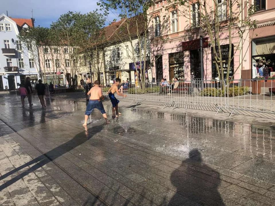 Kąpiel w fontannie na jarocińskim Rynku — zdjęcie 6 z 6