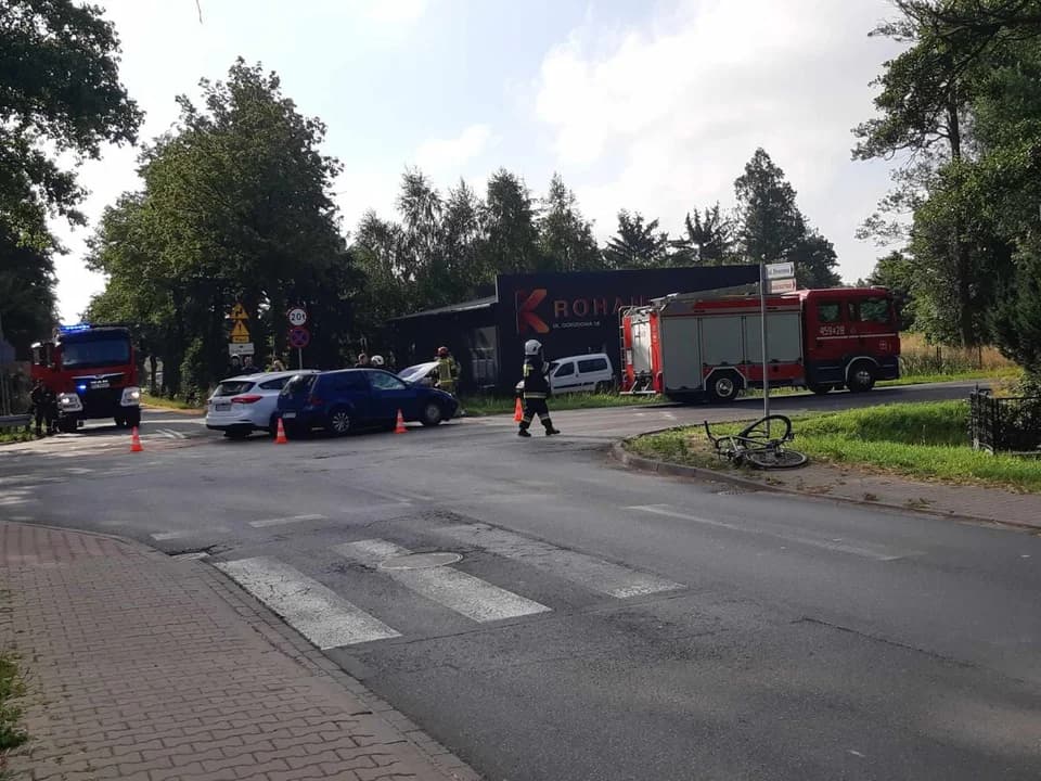 Zderzenie dwóch aut na skrzyżowaniu DK 15 z ul. Dworcową w Golinie