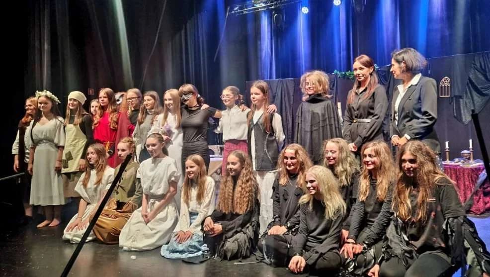 Spektakl „Dziadów” wystawiony przez uczniów i absolwentów SP nr 3 w Jarocinie — zdjęcie 3 z 26