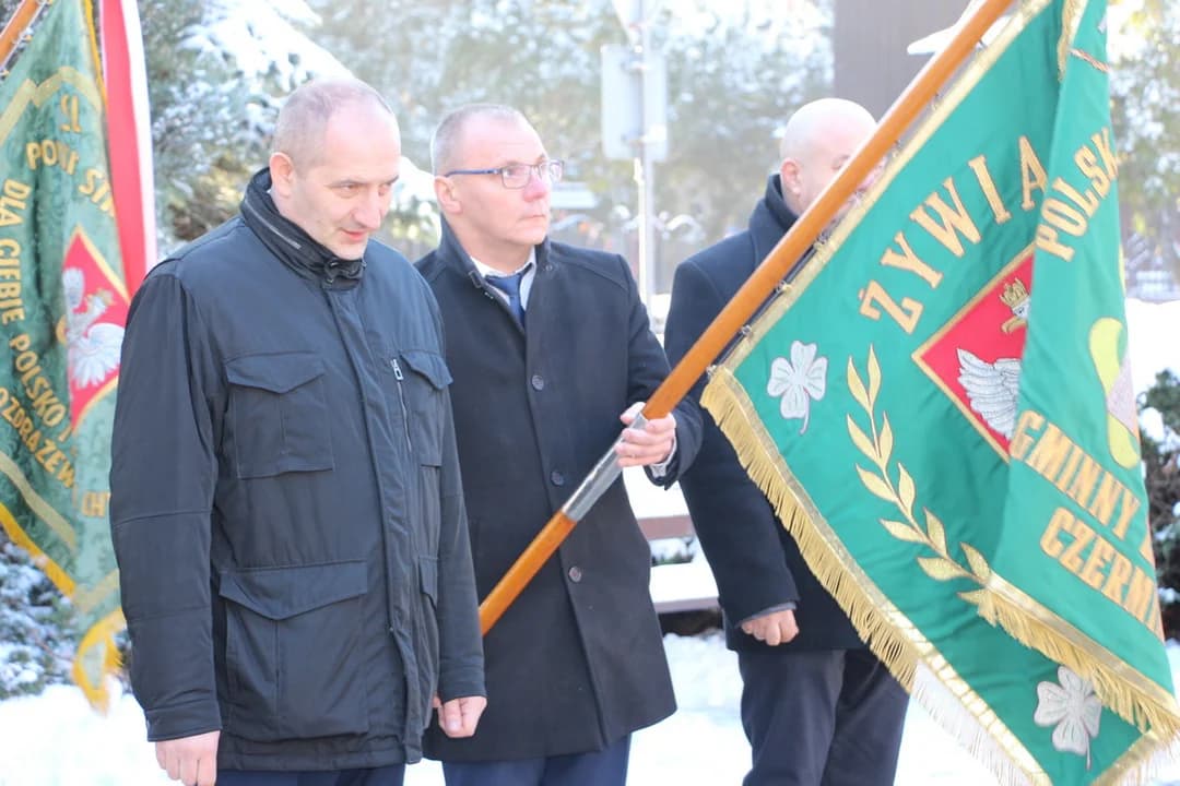 Zaduszki Mikołajczykowskie w Dobrzycy. Oddali hołd byłemu premierowi [ZDJĘCIA] — zdjęcie 3 z 111
