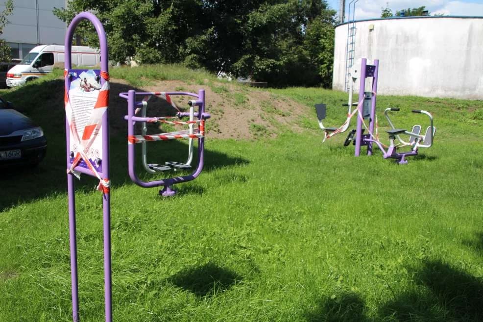 Siłownia i plac zabaw przy Szpitalu Powiatowym w Jarocinie — zdjęcie 3 z 7
