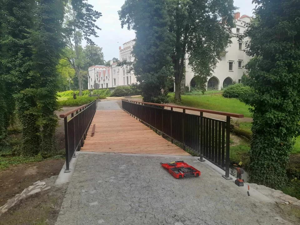 Budowa kładek w parku Radolińskich w Jarocinie na finiszu [ZOBACZ ZDJĘCIA]