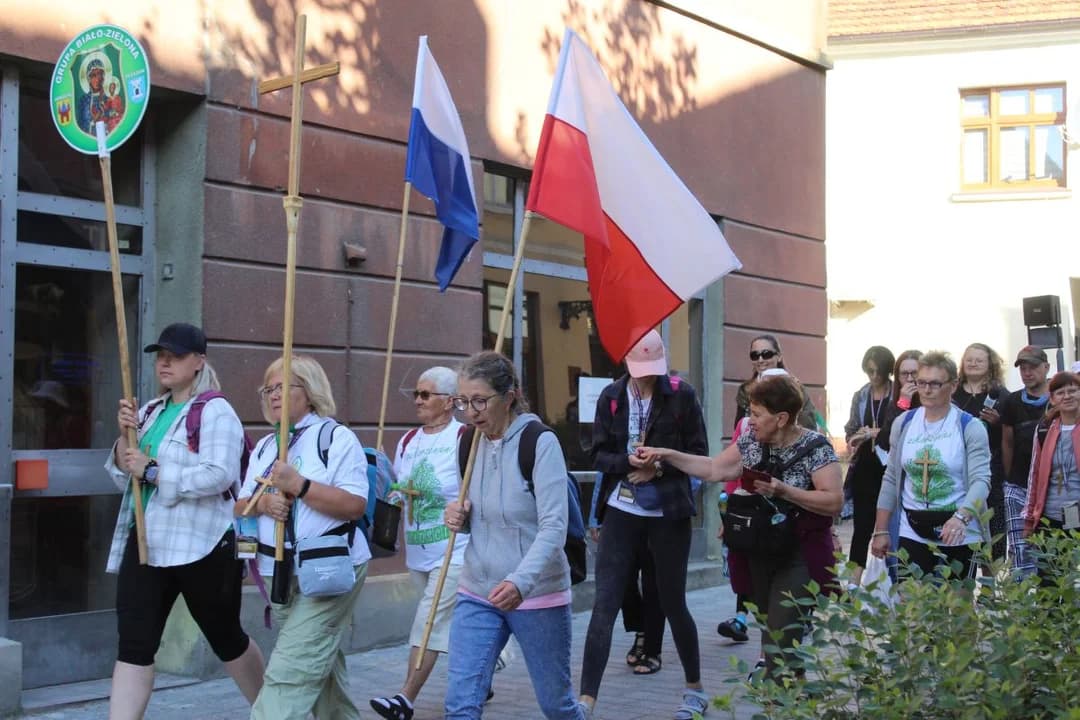 Grupa pielgrzymkowa biało-zielona wyruszyła z Jarocina na Jasną Górę już po raz 25. [ZDJĘCIA]