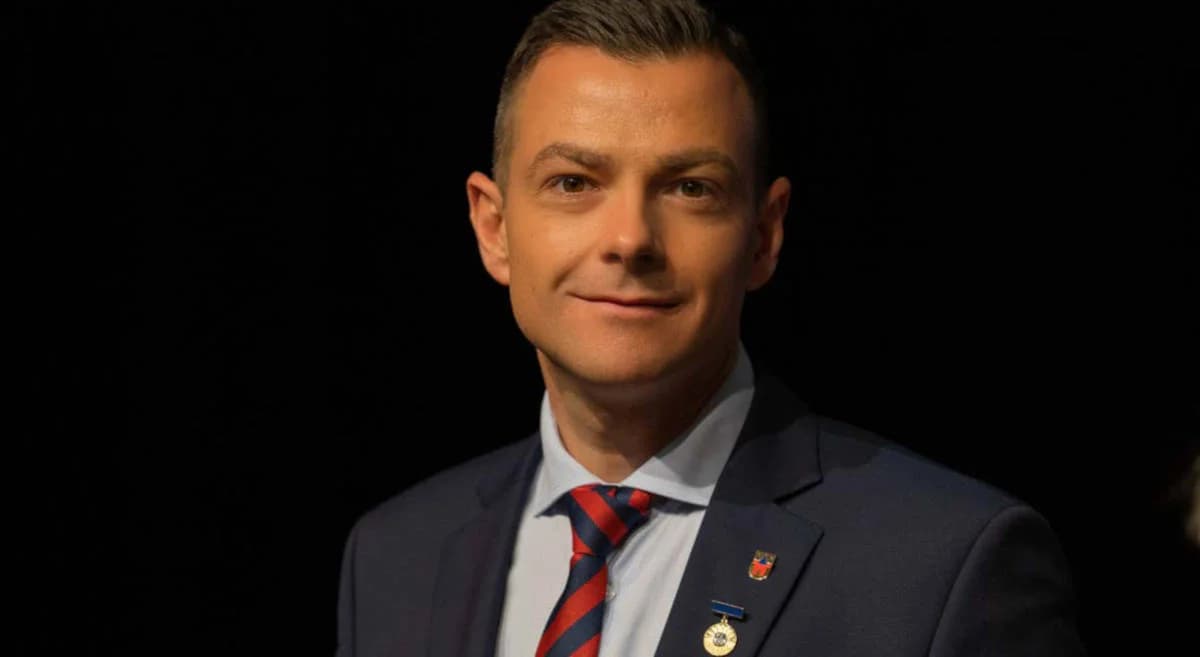 Póki są to spółki komunalne mamy realny wpływ na ich działalność, a co za tym idzie stabilne ceny usług, które świadczymy na rzecz mieszkańców. Mamy najniższe opłaty za odpady, wodę i ścieki. Nasze spółki inwestują w zieloną energię dążąc do samowystarczalności energetycznej. Nadwyżkę energii chcemy wykorzystać do utrzymania m.in. obiektów oświatowych, basenu, lodowiska itp. Dzięki temu mamy wpływ na to, by ceny usług - mimo wzrostu cen energii w całym kraju - u nas pozostały na tym samym poziomie.