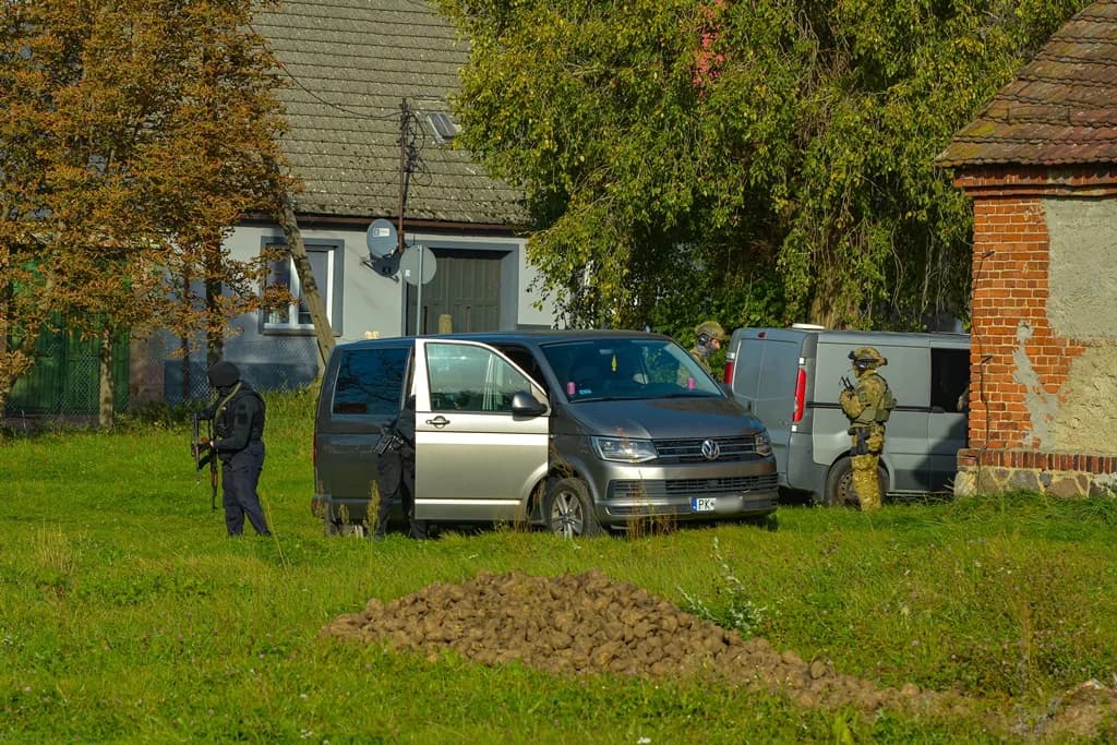 Katastrofa samolotu, uzbrojeni przestępcy i działania antyterrorystów - duże ćwiczenia policji i służb ratowniczych [ZDJĘCIA I FILM]