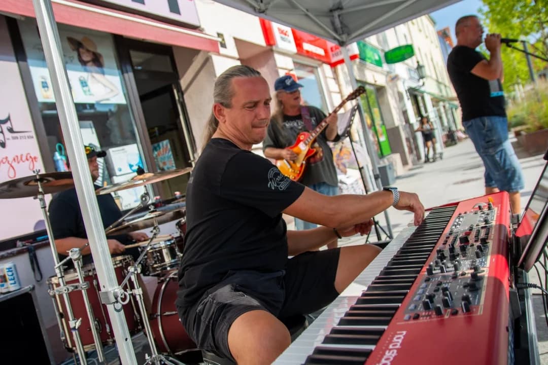 Bluesowy koncert pod sklepem u Łącznego