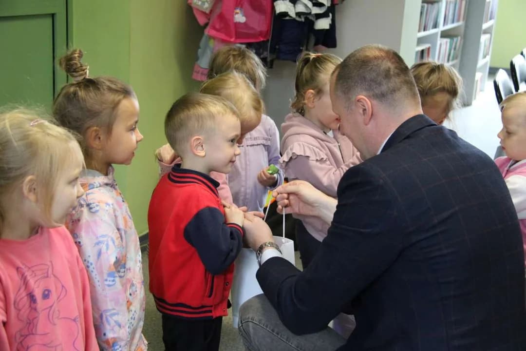 Starosta bawił się z przedszkolakami i czytał im książkę. Na koniec była niespodzianka - zobaczcie ZDJĘCIA — zdjęcie 4 z 19