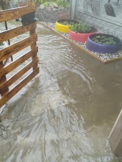 Zalana posesja przy ul. Odrzańskiej w Jarocinie
