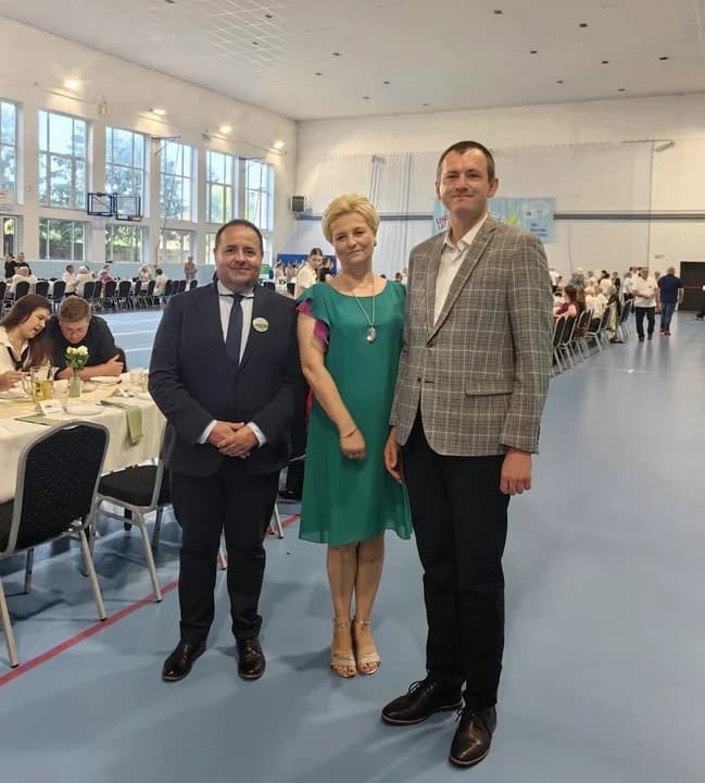 W wydarzeniu wzięli udział przedstawiciele władz samorządowych, m.in. wójt gminy Nowe Miasto nad Wartą Wiesław Schreiber oraz radny województwa wielkopolskiego Łukasz Grabowski oraz dyrektor powiatowego centrum rodziny w Środzie Wielkopolskiej,