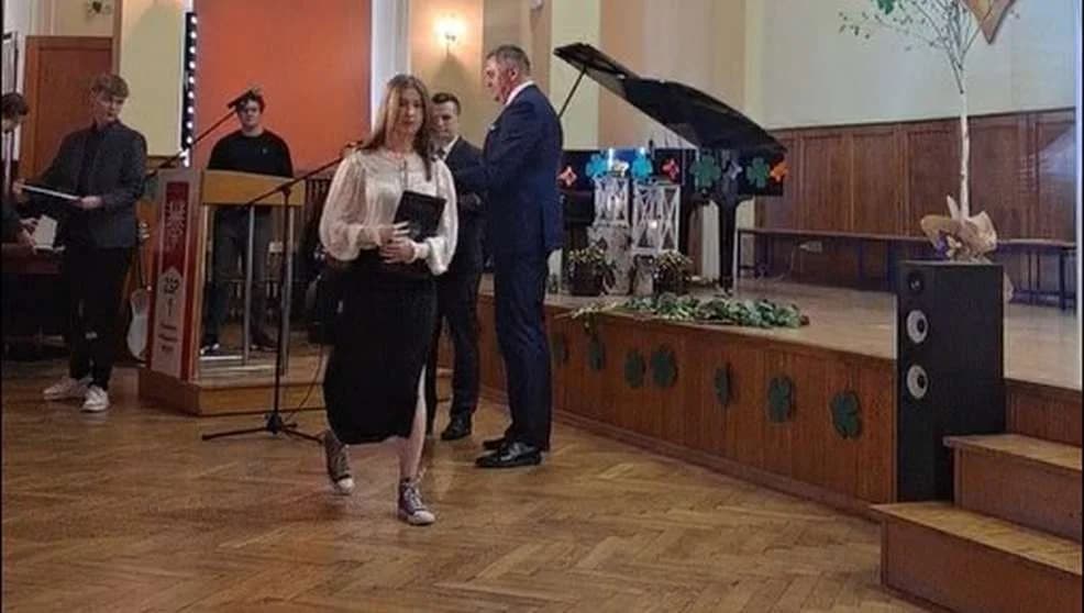 Tegoroczni maturzyści zakończyli naukę i odebrali świadectwa [ZDJĘCIA]