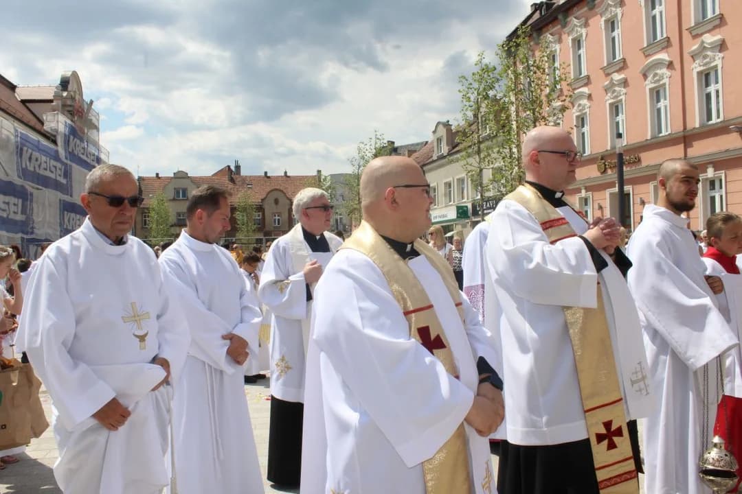 Boże Ciało w Jarocinie. Procesja z parafii św. Marcina do Chrystusa Króla — zdjęcie 4 z 314
