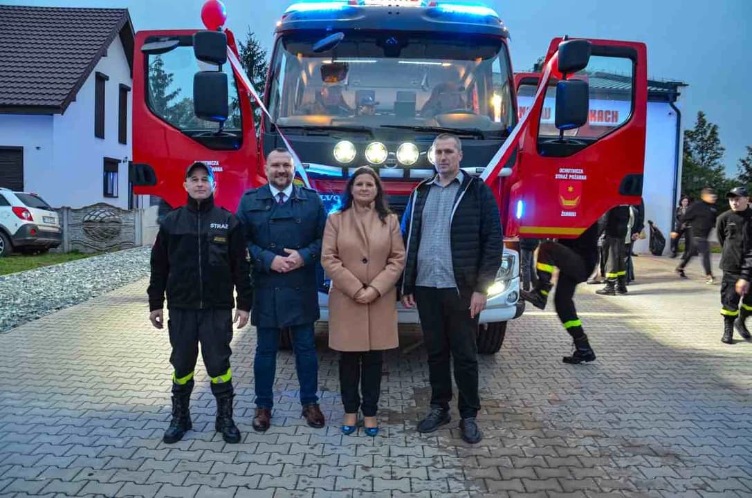 Druhowie nowy pojazd witali racami i szampanem