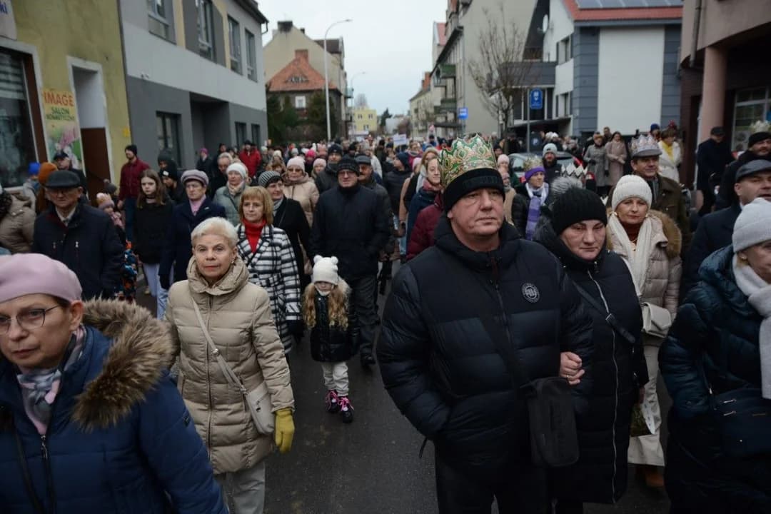 14. Jarocińskie Kolędowanie z Orszakiem Trzech Króli. Najwięcej było przedszkolaków  [ZDJĘCIA]