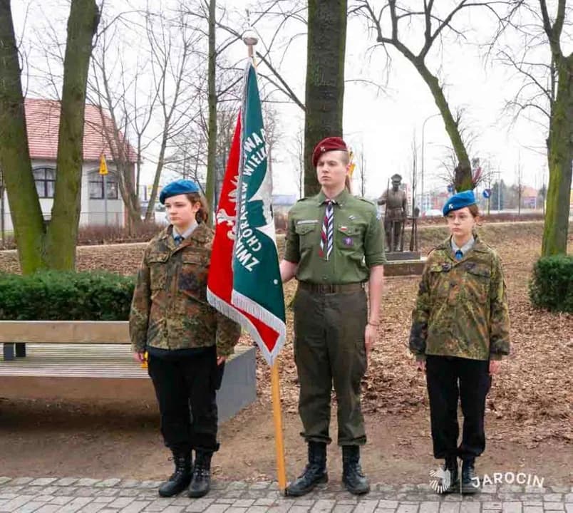 Kwiaty na rocznicę urodzin Zbigniewa hr. Ostroroga-Gorzeńskiego — zdjęcie 5 z 11