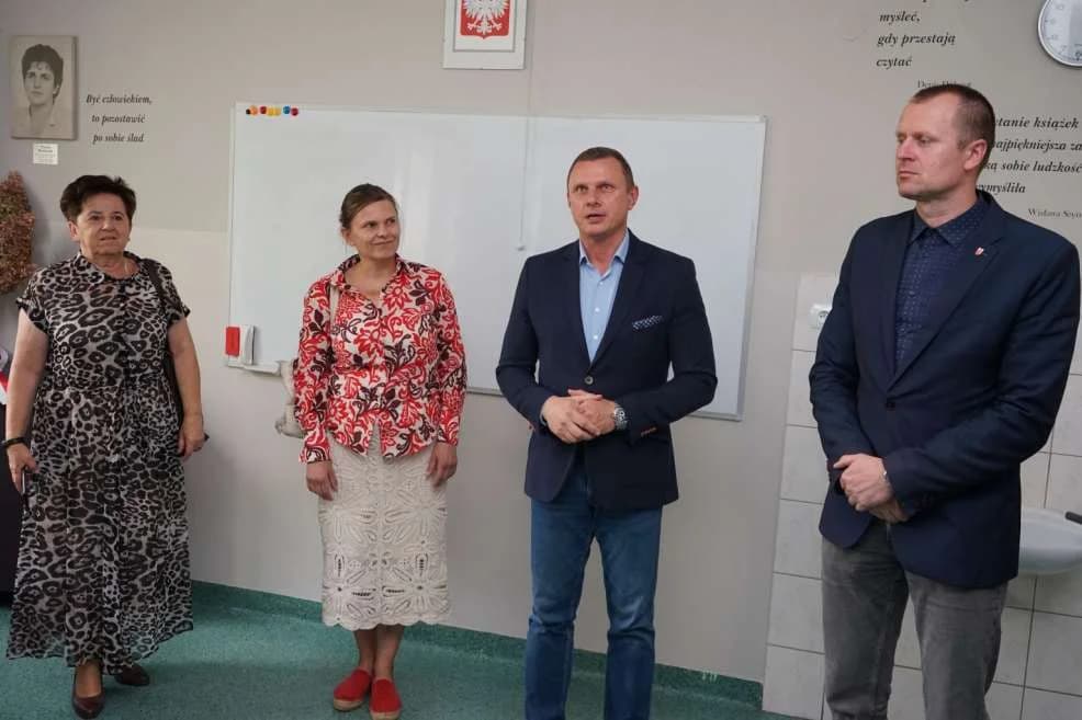Jedna z sal lekcyjnych w ZSP nr 2 w Jarocinie zyskała imię wieloletniej nauczycielki i wicedyrektora szkoły [ZDJĘCIA] — zdjęcie 6 z 24