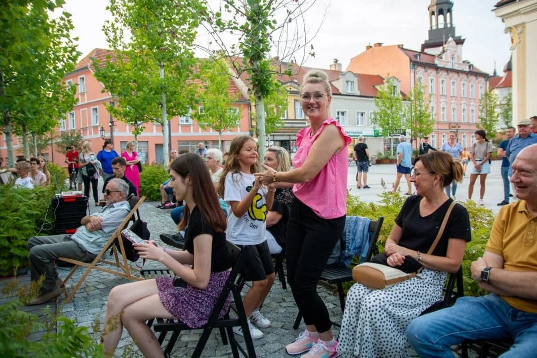 Letnie Brzmienia Jarocina dobiegają końca. Julia Matuszewska i "Regres" na przedostatnim koncercie na rynku [ZDJĘCIA]