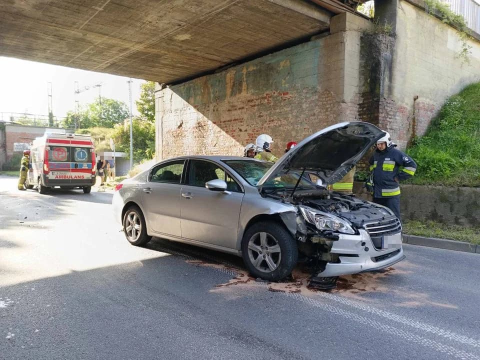 Zderzenie dwóch samochodów przy wiaduktach na al. Niepodległości w Jarocinie [ZDJĘCIA] — zdjęcie 4 z 13