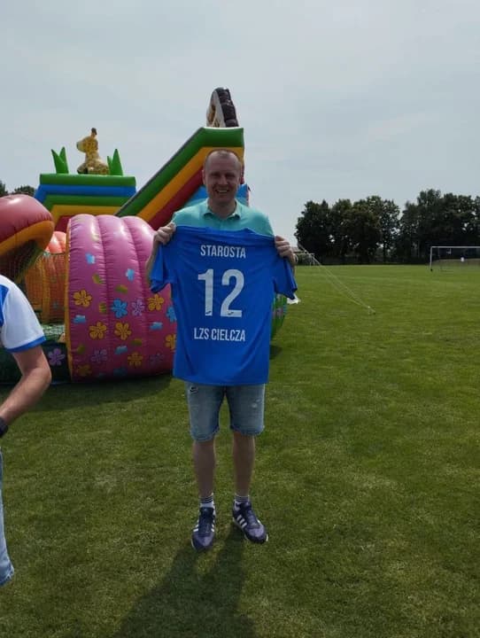 Starosta Mariusz Stolecki otrzymał od LZS-u Cielcza pamiątkową koszulkę