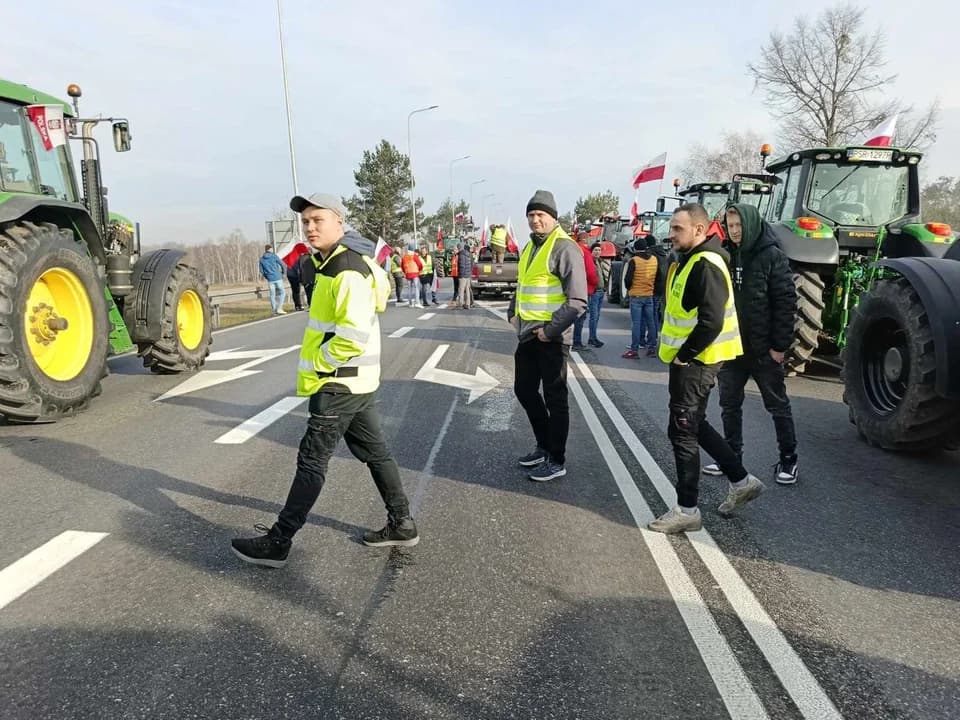 Rolnicy blokują most w Nowym Mieście na DK 11