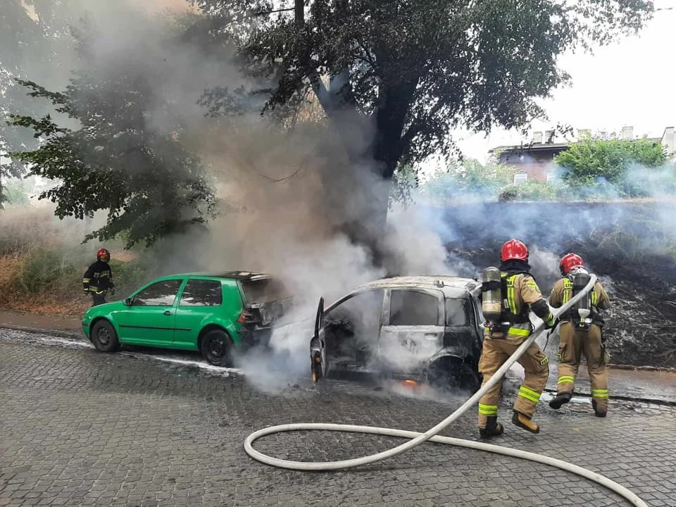 Pożar samochodu w Jarocinie. To już drugi dzisiaj [ZDJĘCIA] — zdjęcie 4 z 20