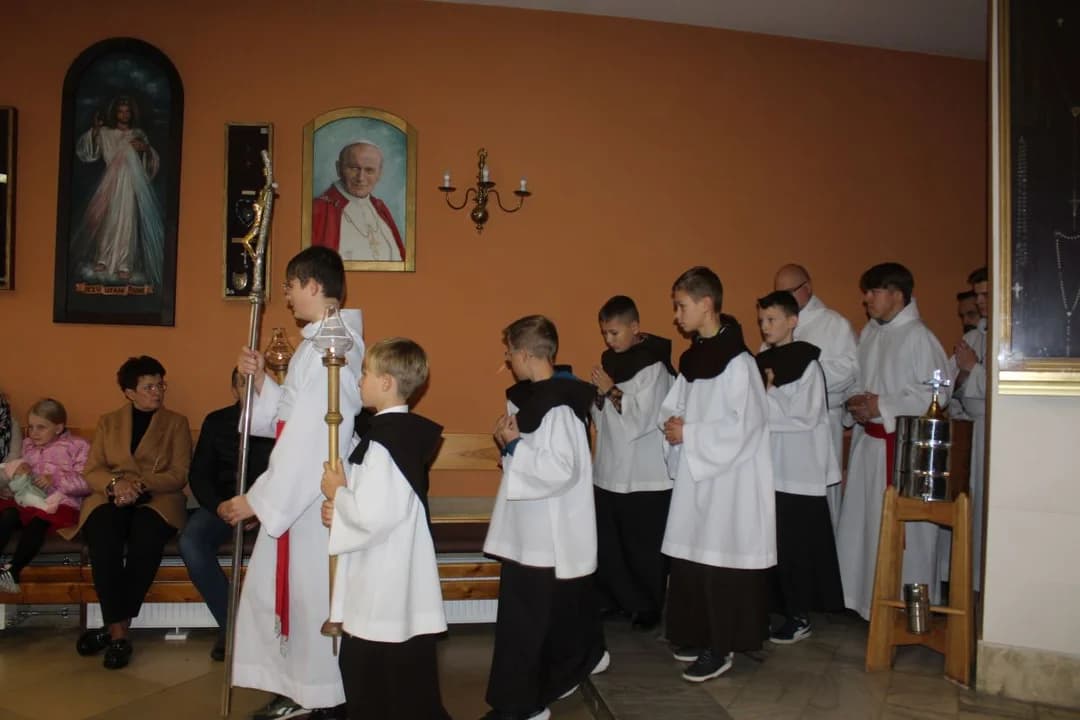 Prawie 200 osób przyjęło wczoraj sakrament bierzmowania w parafii św. Antoniego Padewskiego w Jarocinie — zdjęcie 4 z 122