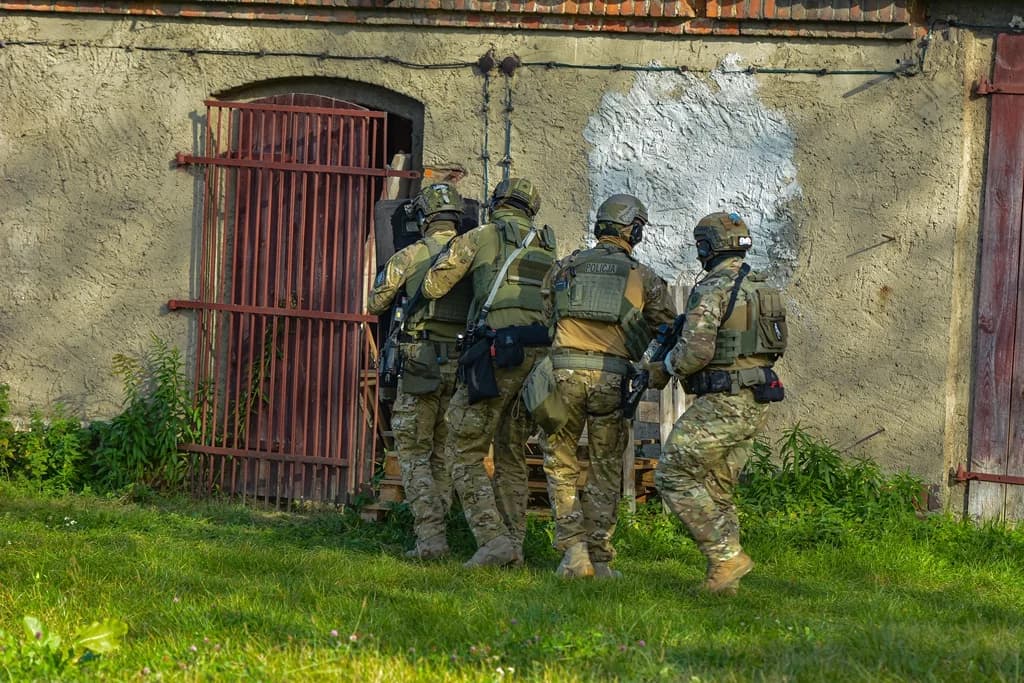 Katastrofa samolotu, uzbrojeni przestępcy i działania antyterrorystów - duże ćwiczenia policji i służb ratowniczych [ZDJĘCIA I FILM]