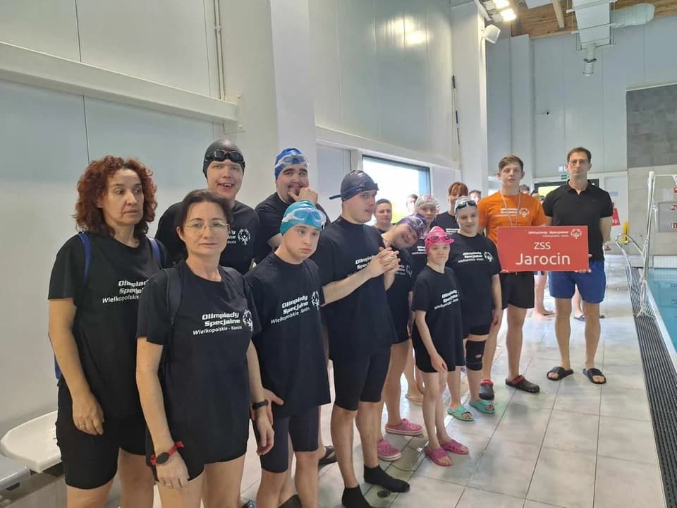 Jarocińscy uczniowie na mityngu pływackim olimpiad specjalnych