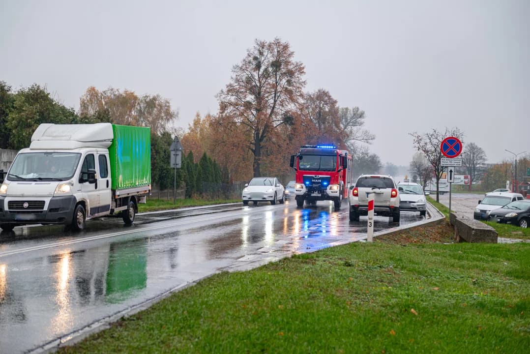 Wypadek na DK11 w Kotlinie. Dwie osoby trafiły do szpitala. Są utrudnienia w ruchu — zdjęcie 3 z 17