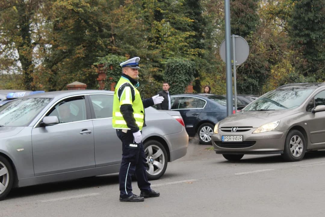 Policja przypomina, że 31 października i 1 listopada będzie obowiązywał zakaz ruchu pojazdów i zespołów pojazdów o dopuszczalnej masie całkowitej przekraczającej 12 ton — zdjęcie 4 z 9