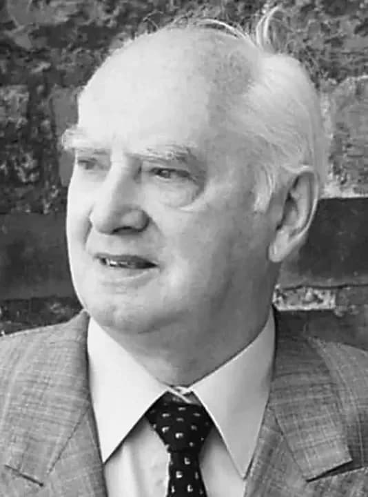 Nauczyciel, wieloletni dyrektor Szkoły Podstawowej w Jaraczewie. Urodził się 13 stycznia 1937 roku w Bułakowie (powiat gostyński, gmina Pogorzela). Ukończył Liceum Ogólnokształcące w Koźminie Wlkp. W ostatniej klasie dojeżdżał też do Jarocina na lekcje przygotowujące do zawodu nauczyciela. Z uwagi na dobre wyniki mógł wybrać szkołę, w której miał rozpocząć pracę we wrześniu 1955 roku. Zdecydował się na Jaraczewo. W odręcznie pisanych wspomnieniach, które po sobie pozostawił, zaznaczył, że początki były trudne, a wymagania duże. Zajmował się również działalnością harcerską. W 1958 roku otrzymał powołanie do służby wojskowej i w kwietniu 1958 roku trafił do jednostki wojskowej w Żaganiu. Z wojska wrócił 31 października 1959 roku, a od listopada podjął z powrotem pracę w szkole w Jaraczewie. W 1961 roku został przyjęty do Studium Nauczycielskiego w Toruniu. Rozpoczął studia zaoczne z biologii. Dyplom uzyskał w maju 1964 roku. Uczył nie tylko w miejscowej podstawówce, ale również w szkole rolniczej, która była filią technikum w Tarcach. Cały czas zdobywał nowe kwalifikacje. W 1973 roku rozpoczął studia zaoczne na Uniwersytecie Adama Mickiewicza w Poznaniu. W 1977 roku uzyskał tytuł magistra. Jego praca dyplomowa dotycząca flory z doliny Obry (zebrał do niej aż 546 roślin) została oceniona na bardzo dobrą. W 1975 roku został powołany na stanowisko zastępcy gminnego dyrektora szkół. Trzy lata później rodzina przeprowadziła się z Jaraczewa do Jarocina. W 1980 roku ukończył studia podyplomowe dotyczące zarządzania oświatą. Po uzyskaniu dyplomu mógł przystąpić do egzaminu na II stopień specjalizacji zawodowej. W tamtym okresie był jedynym nauczycielem w gminie Jaraczewo, który mógł się pochwalić takim osiągnięciem. Z początkiem września 1982 roku został powołany na dyrektora Zbiorczej Szkoły Gminnej w Jaraczewie. Do pełnienia tej funkcji był - jak sam wspominał - dobrze przygotowany, ponieważ już wcześniej ukończył kurs dla dyrektorów, a także odbył praktyki w szkołach w Kotlinie i Nowym Mieście. Franciszek Gabryelczyk na emeryturę przeszedł w 1994 roku, ale nadal pracował jeszcze jako nauczyciel w Jaraczewie i Rusku. O jego ostatnim zakończeniu roku szkolnego jako dyrektora jaraczewskiej podstawówki informowała „Gazeta Jarocińska". W 2015 roku wraz z żoną świętował 50. rocznicę ślubu. Doczekał się również wnuka - Filipa. Zmarł 2 lipca w wieku 88 lat. Uroczystości żałobne odbyły się w sobotę 5 lipca w Jarocinie. Rozpoczęły się mszą świętą w kościele św. Marcina, a pogrzeb miał miejsce na cmentarzu komunalnym. Swojego byłego dyrektora pożegnała w mediach społecznościowych dyrekcja, rada pedagogiczna, uczniowie i rodzice z Jaraczewa. Pod informacją pojawiło się wiele komentarzy, w których składano kondolencje rodzinie, ale i wspominano zmarłego: „Odszedł Człowiek, który miał ogromny wpływ na moje życie. To dzięki Panu Dyrektorowi odnalazłem kierunek swojej edukacyjnej i zawodowej drogi. Jego życzliwość i wiara w młodych ludzi pozostaną ze mną na zawsze".