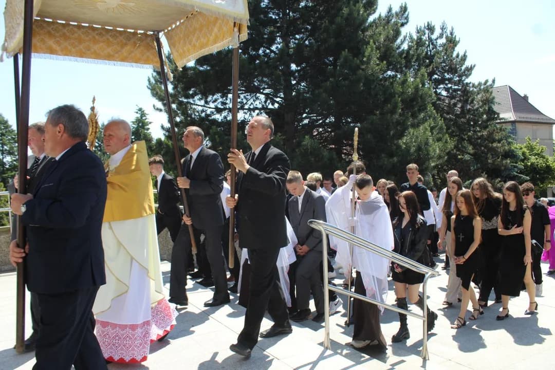 Bierzmowanie na odpuście ku czci św. Antoniego Padewskiego u franciszkanów w Jarocinie [ZDJĘCIA]