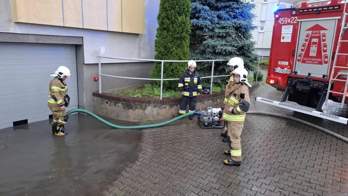 Burza nad Jarocinem i okolicą. Zalane piwnice budynków i garaże [ZDJĘCIA]
