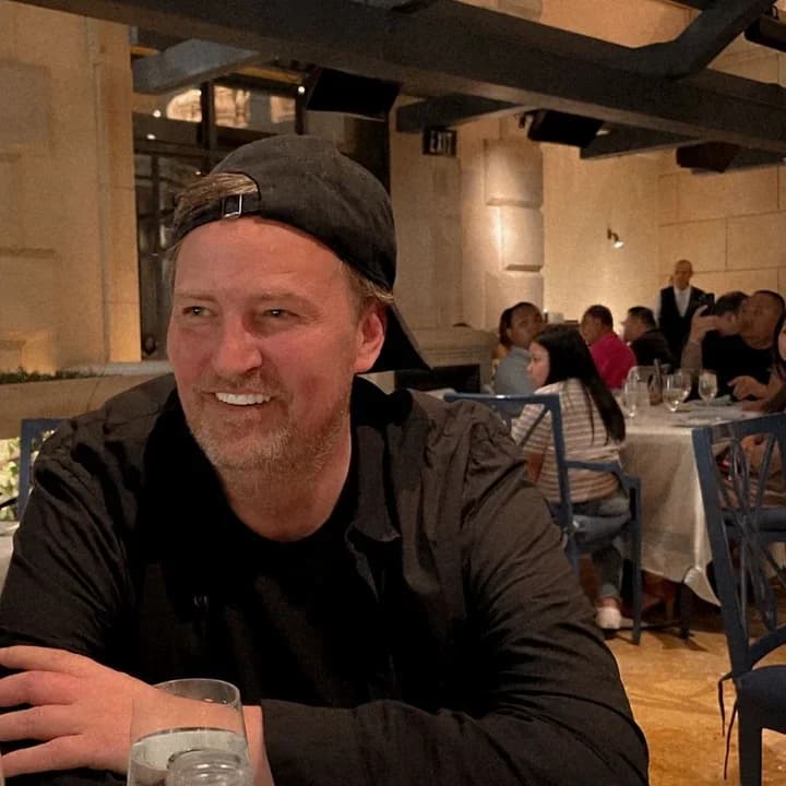 Przyjaciele już nigdy nie spotkają się w pełnym składzie. Nie żyje Matthew Perry, czyli serialowy Chandler Bing [ZDJĘCIA]
