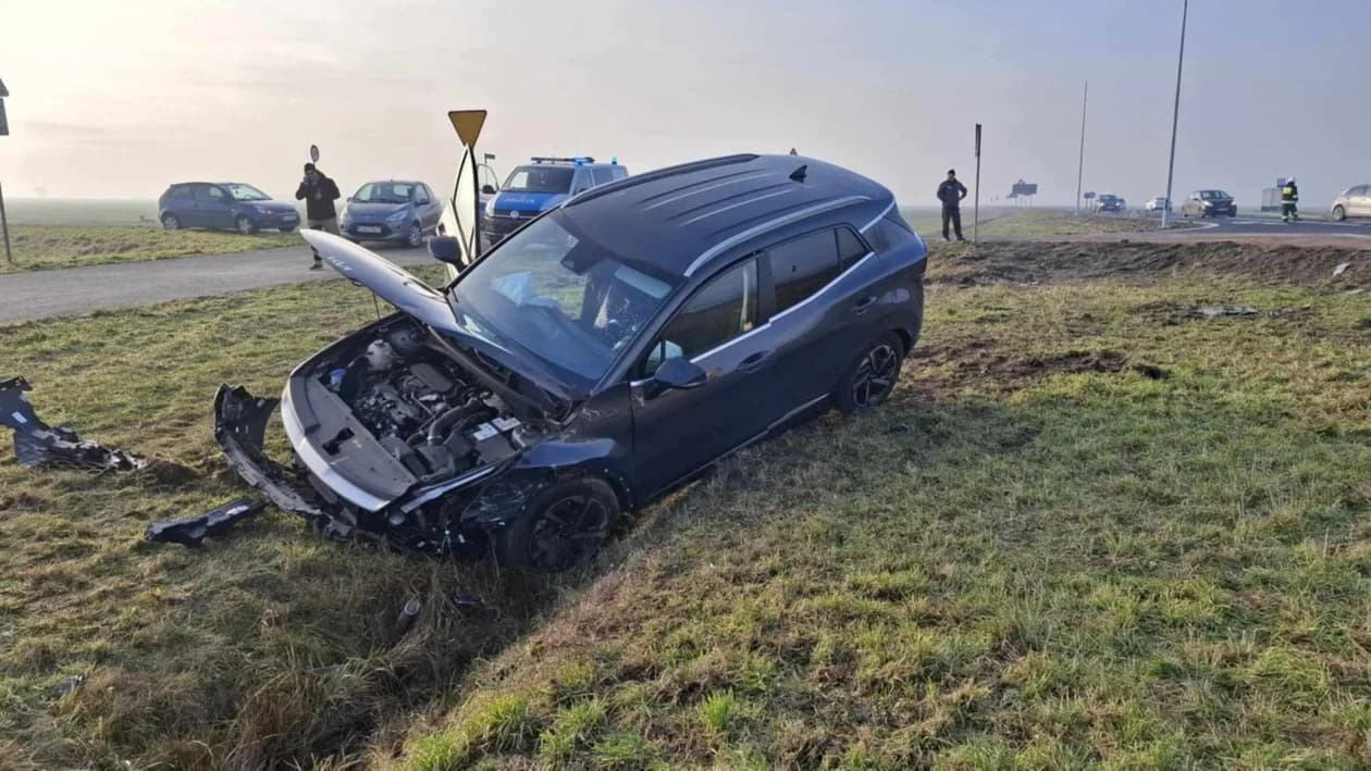 Zderzenie dwóch aut osobowych w Jaraczewie na skrzyżowaniu DK 12 z drogą do Łukaszewa