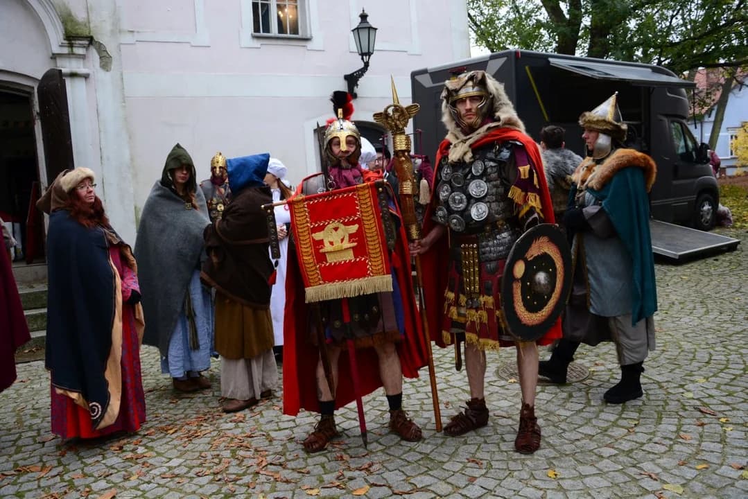 Inscenizacja legendy o św. Marcinie w Jarocinie znów zgromadziła tłumy [ZDJĘCIA]