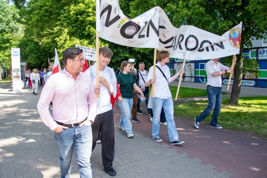 Dwa marsze w niedzielę w Warszawie. Pojechali na nie również jarociniacy [ZDJĘCIA] — zdjęcie 4 z 109