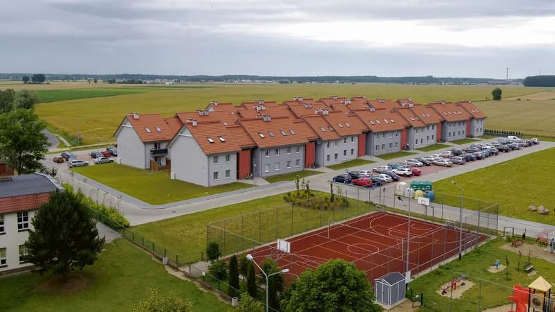 366 mieszkań czynszowych wybudowanych zostało w Siedleminie, a potem w Jarocinie - przy ul. Siedlemińskiej i ul. Leszczyce. Zamieszkało w nich łącznie ponad 1.100 mieszkańców, z tego ponad 400 dzieci w wieku szkolnym. Kolejne lokale na wynajem wybudowano w Potarzycy i ostatnie w Witaszycach.