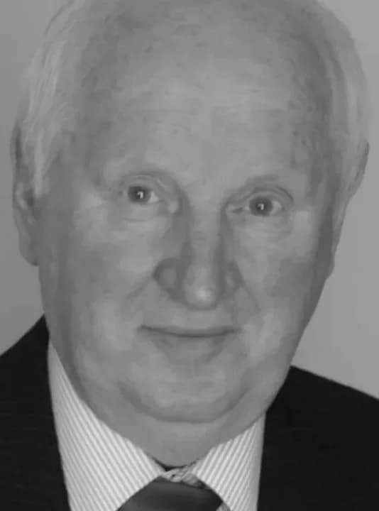 Nauczyciel chemii w jarocińskiej “dwójce”. Rozpoczął swoją pracę w Zespole Szkół Ponadpodstawowych nr 2 w Jarocinie w roku 1973. Już wtedy dał się poznać jako człowiek niezwykle kompetentny, a zarazem wymagający i sprawiedliwy. W latach 1978-1984 pełnił funkcję wicedyrektora, a w latach 1984-1990 - dyrektora szkoły. Po przejściu na emeryturę nie rozstał się z edukacją - przez kolejne siedem lat uczył chemii. Był wzorem zdyscyplinowania, sumienności i rzetelności. Każde powierzone mu zadanie realizował z najwyższą starannością, a obowiązki wypełniał wzorowo. Młodzież uczył nie tylko przedmiotu - uczył życia. Od swoich uczniów wymagał punktualności, pracowitości, kultury języka. Jego metody nauczania były nowatorskie, a odczyty z zakresu metodyki nauczania chemii stanowiły cenne źródło inspiracji dla innych nauczycieli. Od swoich podwładnych wymagał dyscypliny i solidnej pracy, ale jeszcze więcej wymagał od siebie. Za swoją działalność został uhonorowany wieloma prestiżowymi nagrodami, w tym Nagrodą Ministra Edukacji Narodowej, Nagrodą Kuratora Oświaty, Złotym Krzyżem Zasługi oraz Medalem za Zasługi dla Ziemi Jarocińskiej. Ówczesny dyrektor szkoły, Antoni Hoffa, pisał o nim: „Pan Jan Lipiński jest wzorem nauczyciela i przełożonego bezgranicznie oddanego szkole.” Również po zakończeniu pracy zawodowej żywo interesował się losami szkoły. Cieszyły go sukcesy uczniów i nauczycieli, z dumą obserwował rozwój jarocińskiej „dwójki”, której poświęcił tak wiele lat swojego życia. Jan Lipiński zmarł w wieku 90 lat. Został pochowany na Cmentarzu Komunalnym w Jarocinie w sobotę 18 października.