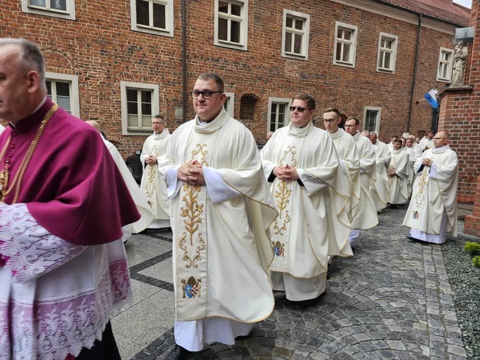 Zmiany w diecezji kaliskiej - nowi księża w naszych parafiach [ZDJĘCIA] — zdjęcie 4 z 44
