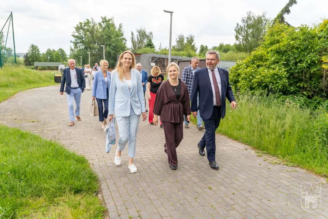 W spotkaniu uczestniczyli lokalni pszczelarze, sołtys Radlina Joanna Merklinger, posłowie z naszego terenu: Alicja Łuczak, Karolina Pawliczak i Jarosław Urbaniak, a także burmistrz Jarocina Urszula Wyremblewska-Korzyniewska i lokalni działacze Koalicji Obywatelskiej.