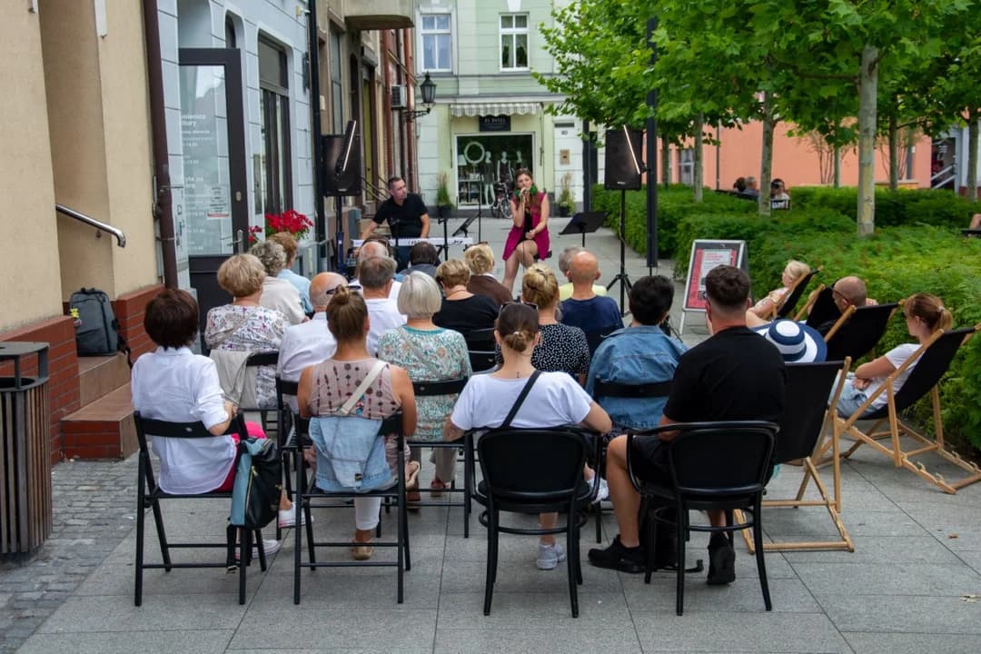 Magia muzyki na jarocińskim rynku. Letnie Brzmienia: Zamoroki i Krzysztof Szubert — zdjęcie 2 z 27