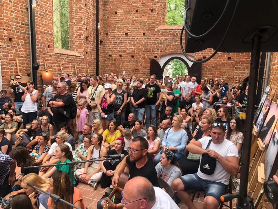 Msza św. w ruinach kościoła św. Ducha w Jarocinie podczas Jarocin Festiwalu 2023 — zdjęcie 6 z 60