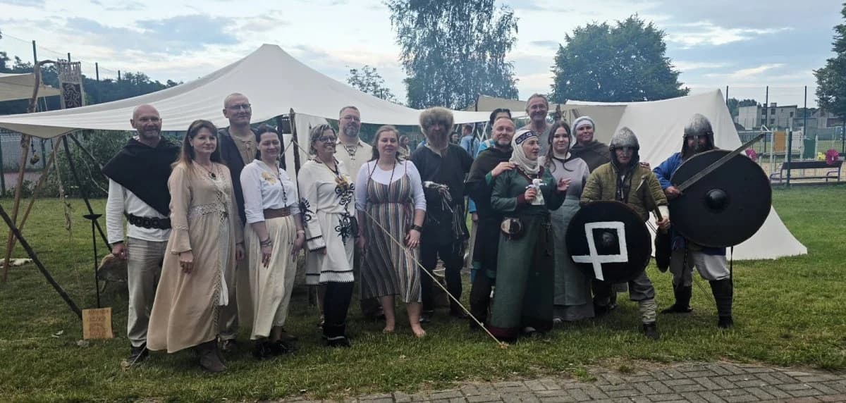 „Śladami dawnych Słowian" - pod takim hasłem odbył się tegoroczny Dzień Sąsiada organizowany przez Sołectwo Roszków oraz miejsce KGW.