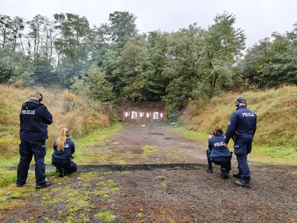 Funkcjonariusze pojechali na strzelnicę. "W swojej służbie policjanci mogą spotkać się z różnymi sytuacjami" — zdjęcie 6 z 9